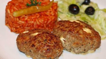 Bifteki mit griechischem Tomatenreis Rezept