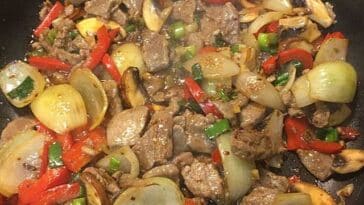 Chinesisches Rindfleisch mit Zwiebeln und Paprika Rezept