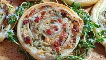 Flammkuchenrolle Rezept Blätterteig mit pikanter Füllung