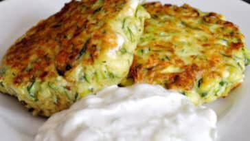 Fluffige Taler zum Eintunken : Zucchinipuffer mit Feta und Tzatziki