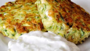 Fluffige Taler zum Eintunken: Zucchinipuffer mit Feta und Tzatziki