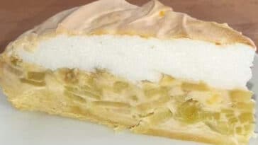 Rhabarberkuchen mit Vanillepuding und Baiser Rezept