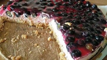 Frischkäsetorte mit Bröselboden und Blaubeeren Rezept