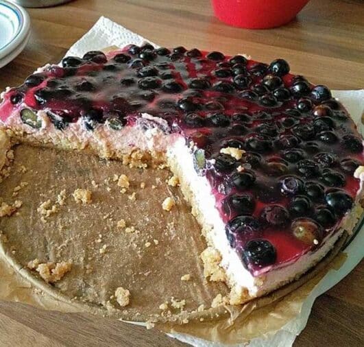 Frischkäsetorte mit Bröselboden und Blaubeeren Rezept - Schnelle und ...