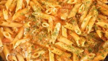 Pasta in cremiger Hackfleisch Käse Soße Rezept