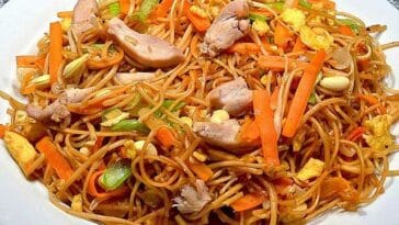 Chinesisch gebratene Nudeln Rezept mit Hühnchenfleisch, Ei und Gemüse