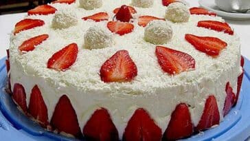 Erdbeer-Raffaello-Torte mit Quark Rezept