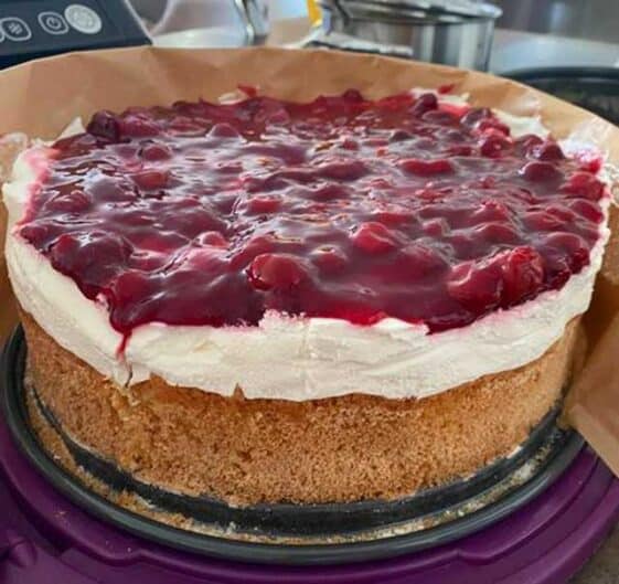 Windbeutel-Sahne Torte mit Rote Grütze Rezept - Schnelle und Einfache ...