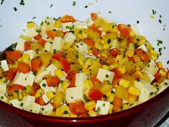 Käsesalat mit Mais und Paprika - Schnelle und Einfache Rezepte