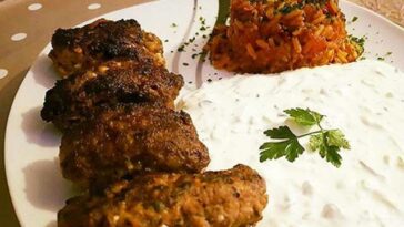 Bifteki mit Tomatenreis und Tzatziki Rezept