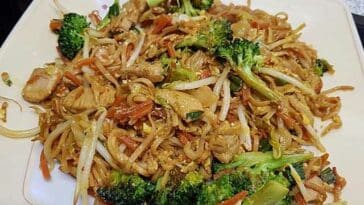 Chinesisch gebratene Nudeln mit Hühnchenfleisch, Ei und Gemüse Rezept