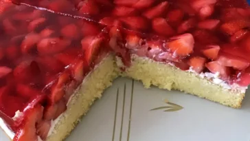 Erdbeerkuchen mit Paradiescreme Rezept: Schmand und frischer Sahne