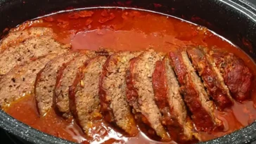 Paprika-Feta-Hackbraten aus dem Backofen mit Tomatensauce Rezept