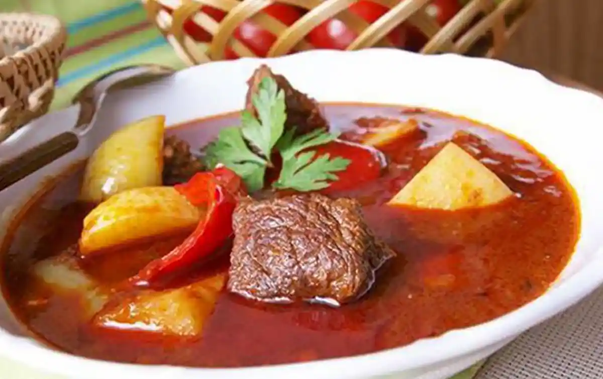 Ungarisches Gulasch mit Kartoffeln Rezept - Schnelle und Einfache Rezepte