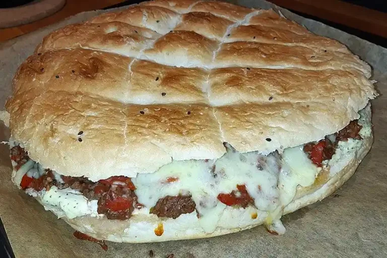 Fladenbrot mit Hackfleisch aus dem Backofen Rezept