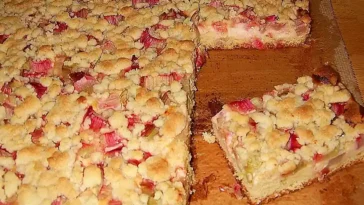 Rhabarberkuchen mit Quarkcreme und Streuseln Rezept