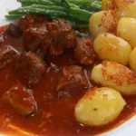 Herzhaft-leckeres Brauhaus-Gulasch mit Bier Rezept