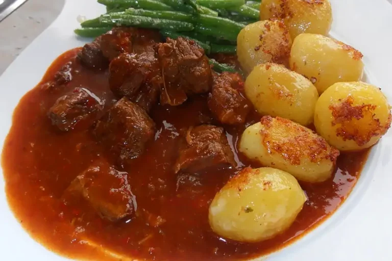 Herzhaft-leckeres Brauhaus-Gulasch mit Bier Rezept