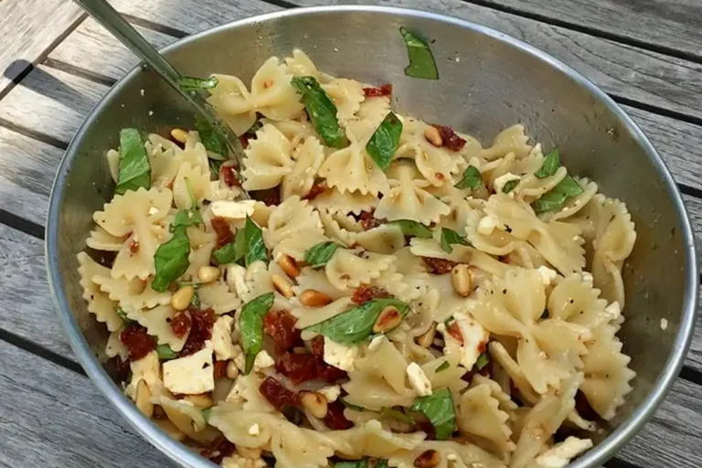 Nudelsalat mit getrockneten Tomaten, Pinienkernen, Schafskäse und Basilikum