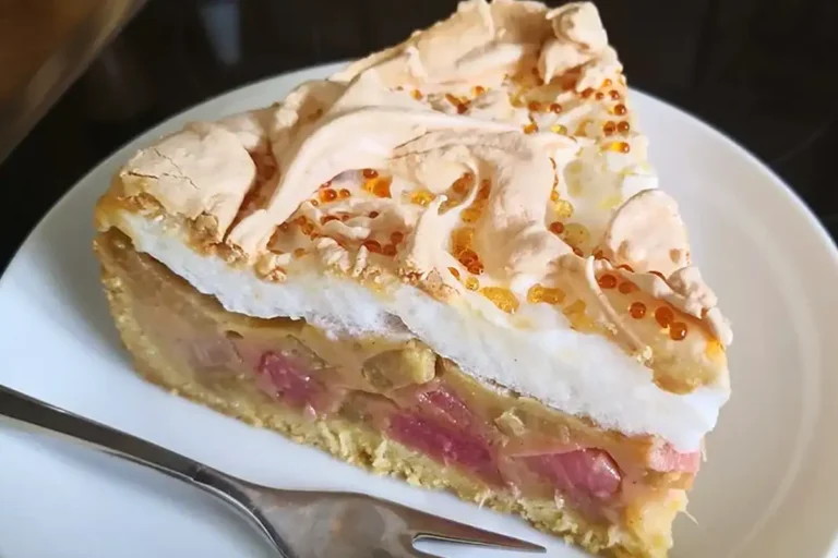 Rhabarberkuchen mit Baiser Rezept: So gelingt er perfekt!