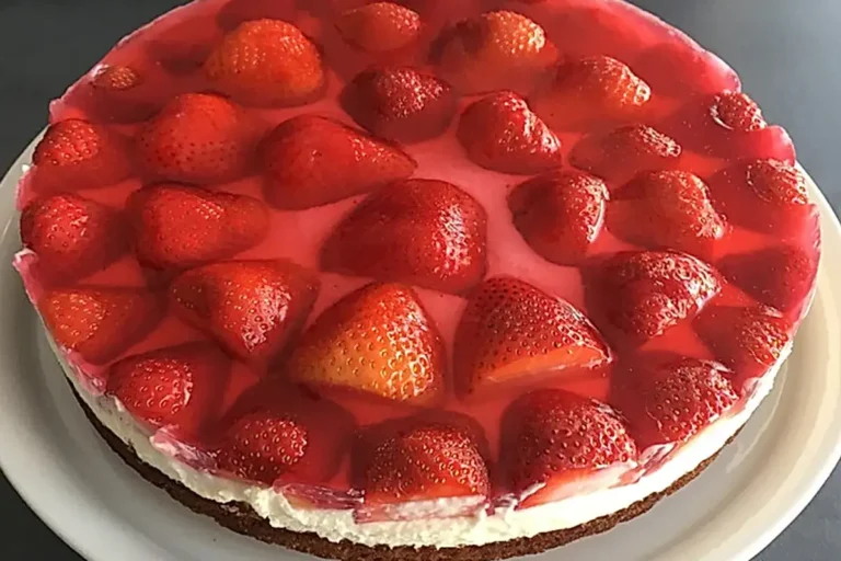 Erdbeerkuchen mit Quark und Sahne Rezept