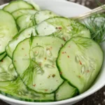 Gurkensalat mit Essig und Öl