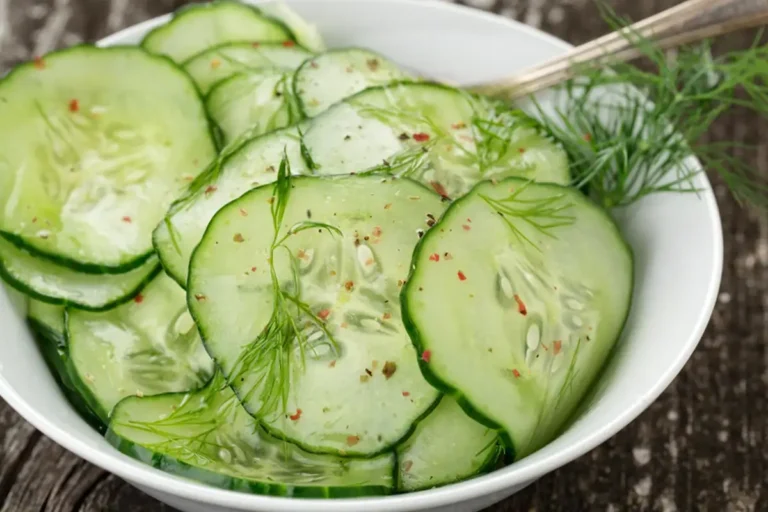 Gurkensalat mit Essig und Öl