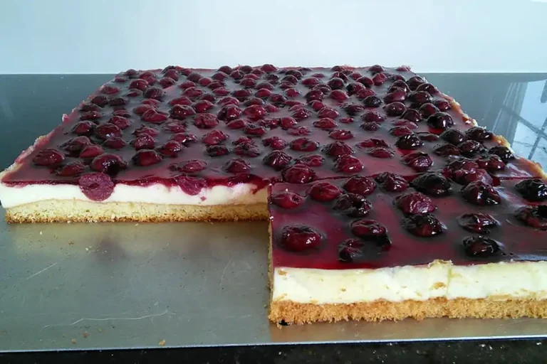 Kirschkuchen mit Schmand vom Blech Rezept