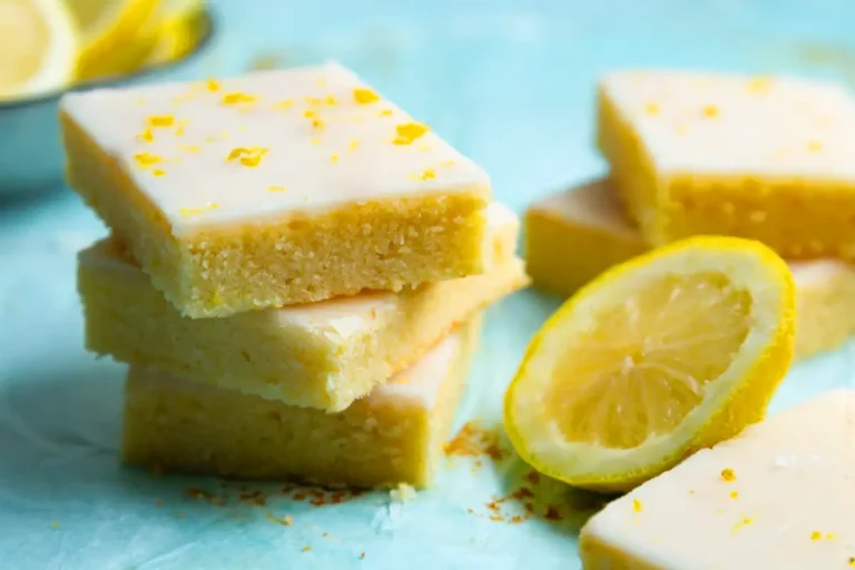 Saftiger Zitronenkuchen auf dem Blech Rezept