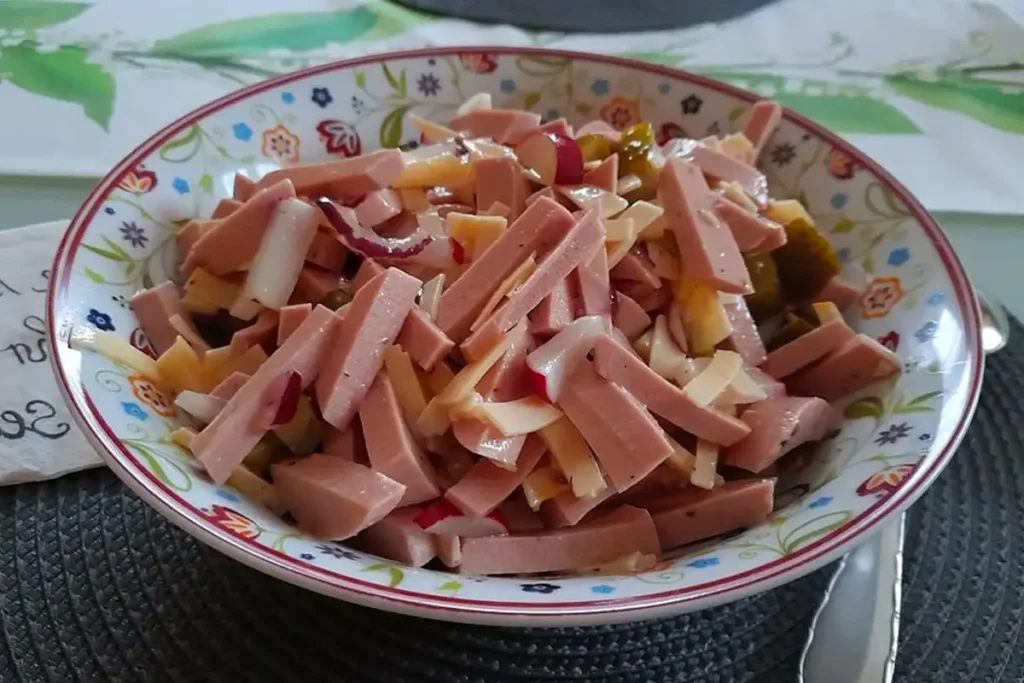 Radieschen-Käse-Salat mit Wurst Rezept