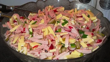 Radieschen-Käse-Salat mit Wurst Rezept