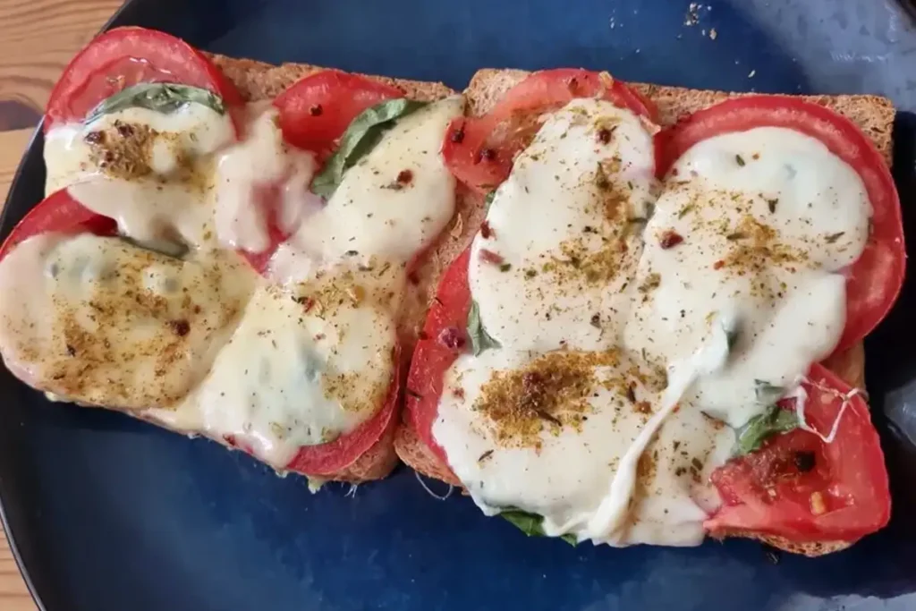 Tomate-Mozzarella-Toast Rezept